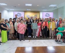 Moradoras de asilo comemoram Dia das Mães com café da tarde no Palácio Iguaçu