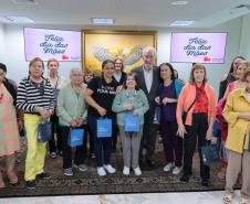 Moradoras de asilo comemoram Dia das Mães com café da tarde no Palácio Iguaçu