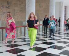 Moradoras de asilo comemoram Dia das Mães com café da tarde no Palácio Iguaçu