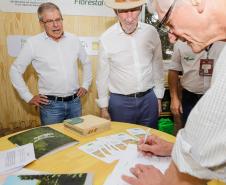 Governador em exercício destaca força do agro paranaense em visita à Expoingá