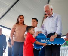 Piana inaugura residencial que beneficia 40 famílias de São Carlos do Ivaí