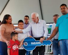 Piana inaugura residencial que beneficia 40 famílias de São Carlos do Ivaí