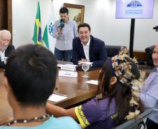 Governador recebe 1ª aluna indígena selecionada para o programa Ganhando o Mundo