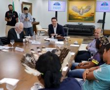 Governador recebe 1ª aluna indígena selecionada para o programa Ganhando o Mundo
