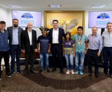 Governador recebe 1ª aluna indígena selecionada para o programa Ganhando o Mundo