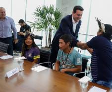 Governador recebe 1ª aluna indígena selecionada para o programa Ganhando o Mundo