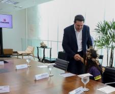 Governador recebe 1ª aluna indígena selecionada para o programa Ganhando o Mundo