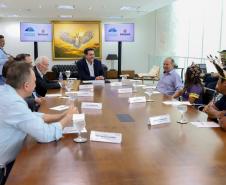 Governador recebe 1ª aluna indígena selecionada para o programa Ganhando o Mundo