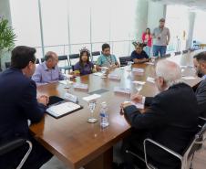 Governador recebe 1ª aluna indígena selecionada para o programa Ganhando o Mundo