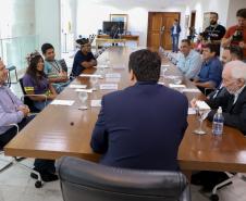 Governador recebe 1ª aluna indígena selecionada para o programa Ganhando o Mundo