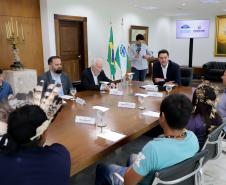 Governador recebe 1ª aluna indígena selecionada para o programa Ganhando o Mundo