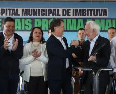 Estado libera R$ 12 milhões para 1º hospital de Imbituva e entrega matrículas de 171 casas