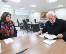 Piana recebe cônsul de Luxemburgo e conhece projeto de peça sobre Augusto Stresser