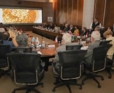 Representantes de 39 países: Piana apresenta potencial do Paraná ao Corpo Consular