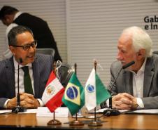 Vice-governador Darci Piana apresenta Caminhos do Peabiru ao embaixador do Peru