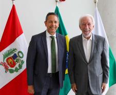 Vice-governador Darci Piana apresenta Caminhos do Peabiru ao embaixador do Peru