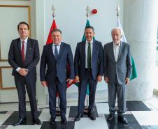 Vice-governador Darci Piana apresenta Caminhos do Peabiru ao embaixador do Peru