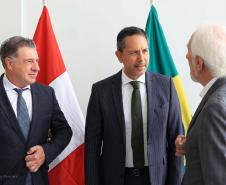 Vice-governador Darci Piana apresenta Caminhos do Peabiru ao embaixador do Peru
