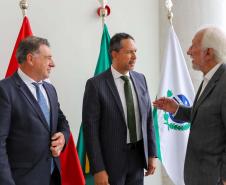 Vice-governador Darci Piana apresenta Caminhos do Peabiru ao embaixador do Peru