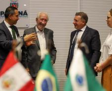 Vice-governador Darci Piana apresenta Caminhos do Peabiru ao embaixador do Peru
