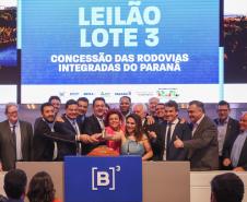 Com desconto de 26,6% em relação ao valor da tarifa de referência estipulada em edital (R$ 0,14596), a CCR S.A foi a vencedora do leilão do Lote 3 do novo pacote de concessões rodoviárias do Paraná, realizado nesta quinta-feira (12), na sede da B3, a Bolsa de Valores do Brasil, em São Paulo. Ele conecta a segunda cidade mais populosa do Estado, Londrina, com Curitiba e o Porto de Paranaguá. Com a proposta, os descontos em relação às antigas tarifas praticadas no trecho, se estivessem vigentes, podem ser de 