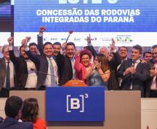 Com desconto de 26,6% em relação ao valor da tarifa de referência estipulada em edital (R$ 0,14596), a CCR S.A foi a vencedora do leilão do Lote 3 do novo pacote de concessões rodoviárias do Paraná, realizado nesta quinta-feira (12), na sede da B3, a Bolsa de Valores do Brasil, em São Paulo. Ele conecta a segunda cidade mais populosa do Estado, Londrina, com Curitiba e o Porto de Paranaguá. Com a proposta, os descontos em relação às antigas tarifas praticadas no trecho, se estivessem vigentes, podem ser de 