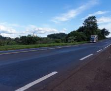A logística do Sudoeste do Paraná vai ganhar um salto em qualidade nos próximos anos. O governador Carlos Massa Ratinho Junior iniciou nesta sexta-feira (13), por Pato Branco, uma extensa agenda voltada à melhoria da infraestrutura da região. Na cidade, ele assinou a ordem de serviço para dar início às obras de revitalização da PRC-280, agora na ligação até Clevelândia, e também lançou o edital para dar continuidade à construção do Contorno Noroeste de Pato Branco.   ”Estamos falando de investimentos que pa
