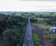 A logística do Sudoeste do Paraná vai ganhar um salto em qualidade nos próximos anos. O governador Carlos Massa Ratinho Junior iniciou nesta sexta-feira (13), por Pato Branco, uma extensa agenda voltada à melhoria da infraestrutura da região. Na cidade, ele assinou a ordem de serviço para dar início às obras de revitalização da PRC-280, agora na ligação até Clevelândia, e também lançou o edital para dar continuidade à construção do Contorno Noroeste de Pato Branco.   ”Estamos falando de investimentos que pa
