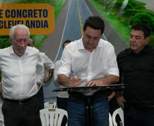 A logística do Sudoeste do Paraná vai ganhar um salto em qualidade nos próximos anos. O governador Carlos Massa Ratinho Junior iniciou nesta sexta-feira (13), por Pato Branco, uma extensa agenda voltada à melhoria da infraestrutura da região. Na cidade, ele assinou a ordem de serviço para dar início às obras de revitalização da PRC-280, agora na ligação até Clevelândia, e também lançou o edital para dar continuidade à construção do Contorno Noroeste de Pato Branco.   ”Estamos falando de investimentos que pa