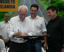 A logística do Sudoeste do Paraná vai ganhar um salto em qualidade nos próximos anos. O governador Carlos Massa Ratinho Junior iniciou nesta sexta-feira (13), por Pato Branco, uma extensa agenda voltada à melhoria da infraestrutura da região. Na cidade, ele assinou a ordem de serviço para dar início às obras de revitalização da PRC-280, agora na ligação até Clevelândia, e também lançou o edital para dar continuidade à construção do Contorno Noroeste de Pato Branco.   ”Estamos falando de investimentos que pa
