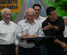 A logística do Sudoeste do Paraná vai ganhar um salto em qualidade nos próximos anos. O governador Carlos Massa Ratinho Junior iniciou nesta sexta-feira (13), por Pato Branco, uma extensa agenda voltada à melhoria da infraestrutura da região. Na cidade, ele assinou a ordem de serviço para dar início às obras de revitalização da PRC-280, agora na ligação até Clevelândia, e também lançou o edital para dar continuidade à construção do Contorno Noroeste de Pato Branco.   ”Estamos falando de investimentos que pa
