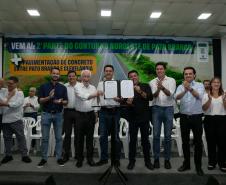 A logística do Sudoeste do Paraná vai ganhar um salto em qualidade nos próximos anos. O governador Carlos Massa Ratinho Junior iniciou nesta sexta-feira (13), por Pato Branco, uma extensa agenda voltada à melhoria da infraestrutura da região. Na cidade, ele assinou a ordem de serviço para dar início às obras de revitalização da PRC-280, agora na ligação até Clevelândia, e também lançou o edital para dar continuidade à construção do Contorno Noroeste de Pato Branco.   ”Estamos falando de investimentos que pa