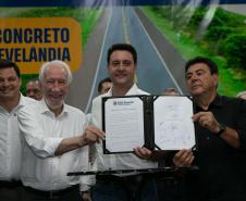 A logística do Sudoeste do Paraná vai ganhar um salto em qualidade nos próximos anos. O governador Carlos Massa Ratinho Junior iniciou nesta sexta-feira (13), por Pato Branco, uma extensa agenda voltada à melhoria da infraestrutura da região. Na cidade, ele assinou a ordem de serviço para dar início às obras de revitalização da PRC-280, agora na ligação até Clevelândia, e também lançou o edital para dar continuidade à construção do Contorno Noroeste de Pato Branco.   ”Estamos falando de investimentos que pa