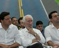 A logística do Sudoeste do Paraná vai ganhar um salto em qualidade nos próximos anos. O governador Carlos Massa Ratinho Junior iniciou nesta sexta-feira (13), por Pato Branco, uma extensa agenda voltada à melhoria da infraestrutura da região. Na cidade, ele assinou a ordem de serviço para dar início às obras de revitalização da PRC-280, agora na ligação até Clevelândia, e também lançou o edital para dar continuidade à construção do Contorno Noroeste de Pato Branco.   ”Estamos falando de investimentos que pa
