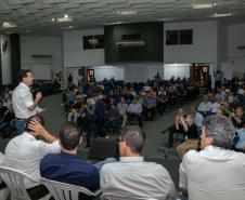 A logística do Sudoeste do Paraná vai ganhar um salto em qualidade nos próximos anos. O governador Carlos Massa Ratinho Junior iniciou nesta sexta-feira (13), por Pato Branco, uma extensa agenda voltada à melhoria da infraestrutura da região. Na cidade, ele assinou a ordem de serviço para dar início às obras de revitalização da PRC-280, agora na ligação até Clevelândia, e também lançou o edital para dar continuidade à construção do Contorno Noroeste de Pato Branco.   ”Estamos falando de investimentos que pa