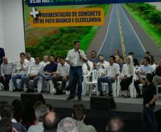 A logística do Sudoeste do Paraná vai ganhar um salto em qualidade nos próximos anos. O governador Carlos Massa Ratinho Junior iniciou nesta sexta-feira (13), por Pato Branco, uma extensa agenda voltada à melhoria da infraestrutura da região. Na cidade, ele assinou a ordem de serviço para dar início às obras de revitalização da PRC-280, agora na ligação até Clevelândia, e também lançou o edital para dar continuidade à construção do Contorno Noroeste de Pato Branco.   ”Estamos falando de investimentos que pa