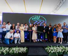 O governador Carlos Massa Ratinho Junior participou nesta sexta-feira (13) da inauguração da Pequena Central Hidrelétrica (PCH) Tito, em Clevelândia, na região Sudoeste do Paraná. A unidade, que fica às margens do Rio Chopim, tem capacidade instalada de 30 Megawatts, que é suficiente para atender cerca de 75 mil residências.  A PCH Tito é fruto de um investimento privado de cerca de R$ 240 milhões feito pela família Carraro, que também atua na região na produção de papel. Entre obras e operação da central, 