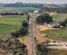 A logística do Sudoeste do Paraná vai ganhar um salto em qualidade nos próximos anos. O governador Carlos Massa Ratinho Junior iniciou nesta sexta-feira (13), por Pato Branco, uma extensa agenda voltada à melhoria da infraestrutura da região. Na cidade, ele assinou a ordem de serviço para dar início às obras de revitalização da PRC-280, agora na ligação até Clevelândia, e também lançou o edital para dar continuidade à construção do Contorno Noroeste de Pato Branco.   ”Estamos falando de investimentos que pa