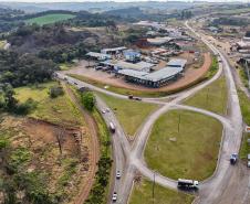 A logística do Sudoeste do Paraná vai ganhar um salto em qualidade nos próximos anos. O governador Carlos Massa Ratinho Junior iniciou nesta sexta-feira (13), por Pato Branco, uma extensa agenda voltada à melhoria da infraestrutura da região. Na cidade, ele assinou a ordem de serviço para dar início às obras de revitalização da PRC-280, agora na ligação até Clevelândia, e também lançou o edital para dar continuidade à construção do Contorno Noroeste de Pato Branco.   ”Estamos falando de investimentos que pa