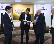 Governador Ratinho Junior recebe a medalha da Ordem Municipal da Luz dos Pinhais