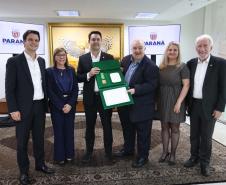 Governador Ratinho Junior recebe a medalha da Ordem Municipal da Luz dos Pinhais