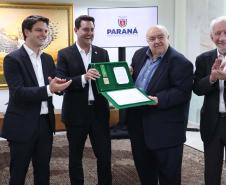 Governador Ratinho Junior recebe a medalha da Ordem Municipal da Luz dos Pinhais