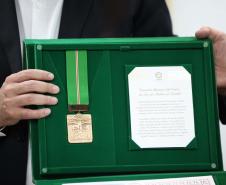 Governador Ratinho Junior recebe a medalha da Ordem Municipal da Luz dos Pinhais