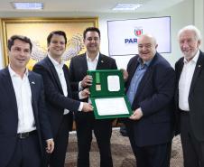 Governador Ratinho Junior recebe a medalha da Ordem Municipal da Luz dos Pinhais