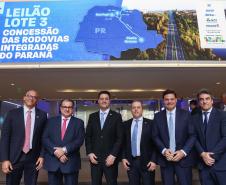 Com desconto de 26,6% em relação ao valor da tarifa de referência estipulada em edital (R$ 0,14596), a CCR S.A foi a vencedora do leilão do Lote 3 do novo pacote de concessões rodoviárias do Paraná, realizado nesta quinta-feira (12), na sede da B3, a Bolsa de Valores do Brasil, em São Paulo. Ele conecta a segunda cidade mais populosa do Estado, Londrina, com Curitiba e o Porto de Paranaguá. Com a proposta, os descontos em relação às antigas tarifas praticadas no trecho, se estivessem vigentes, podem ser de 