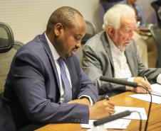 Piana apresenta ao embaixador de Ruanda potenciais parcerias com o Paraná