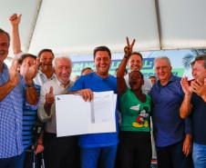 Governo entrega título de domínio de área onde vivem 350 famílias em Pontal do Paraná