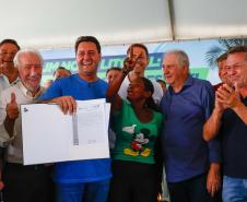 Governo entrega título de domínio de área onde vivem 350 famílias em Pontal do Paraná