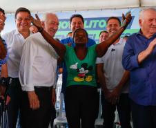 Governo entrega título de domínio de área onde vivem 350 famílias em Pontal do Paraná