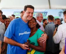 Governo entrega título de domínio de área onde vivem 350 famílias em Pontal do Paraná